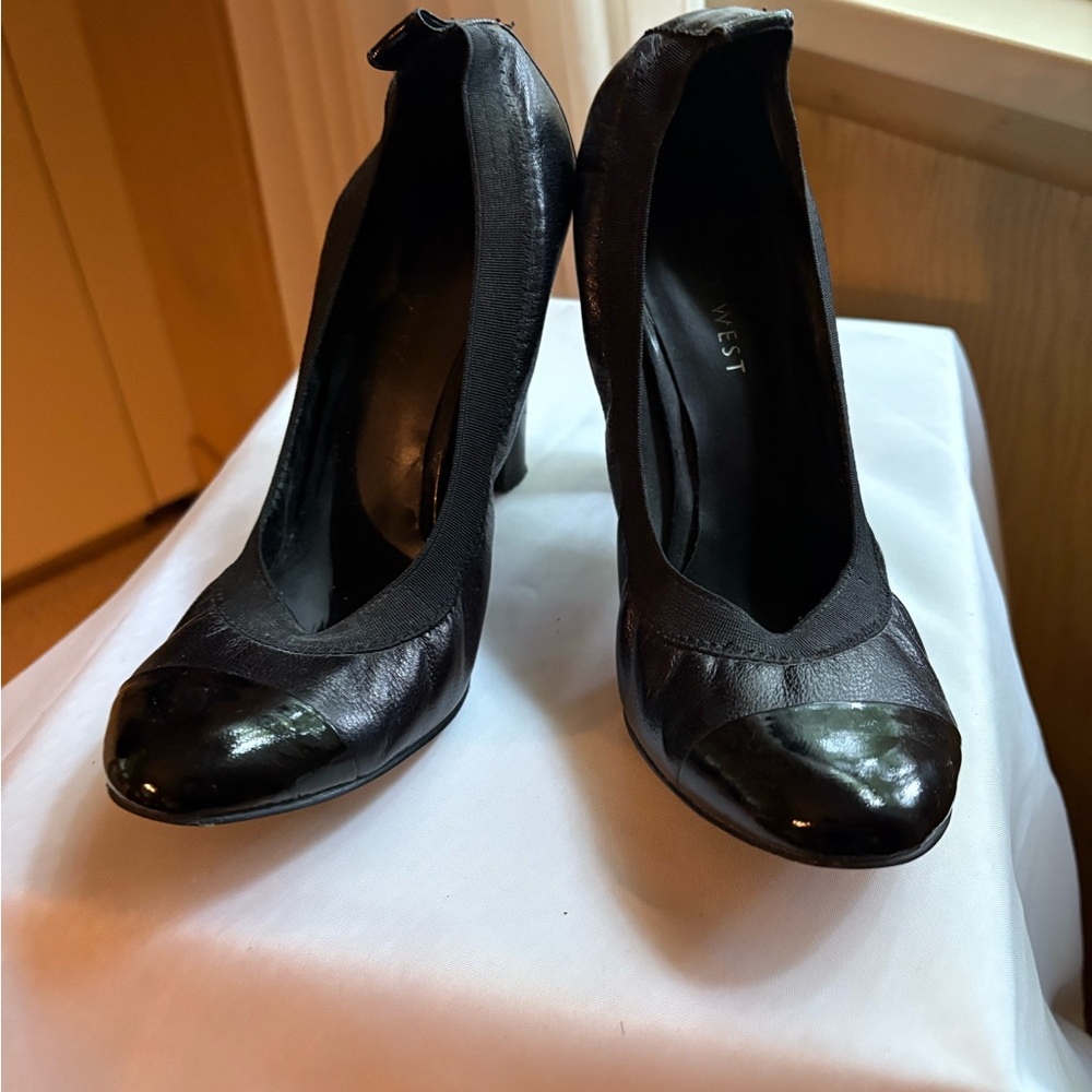 Black leather pumps with elastic around opening patent toe